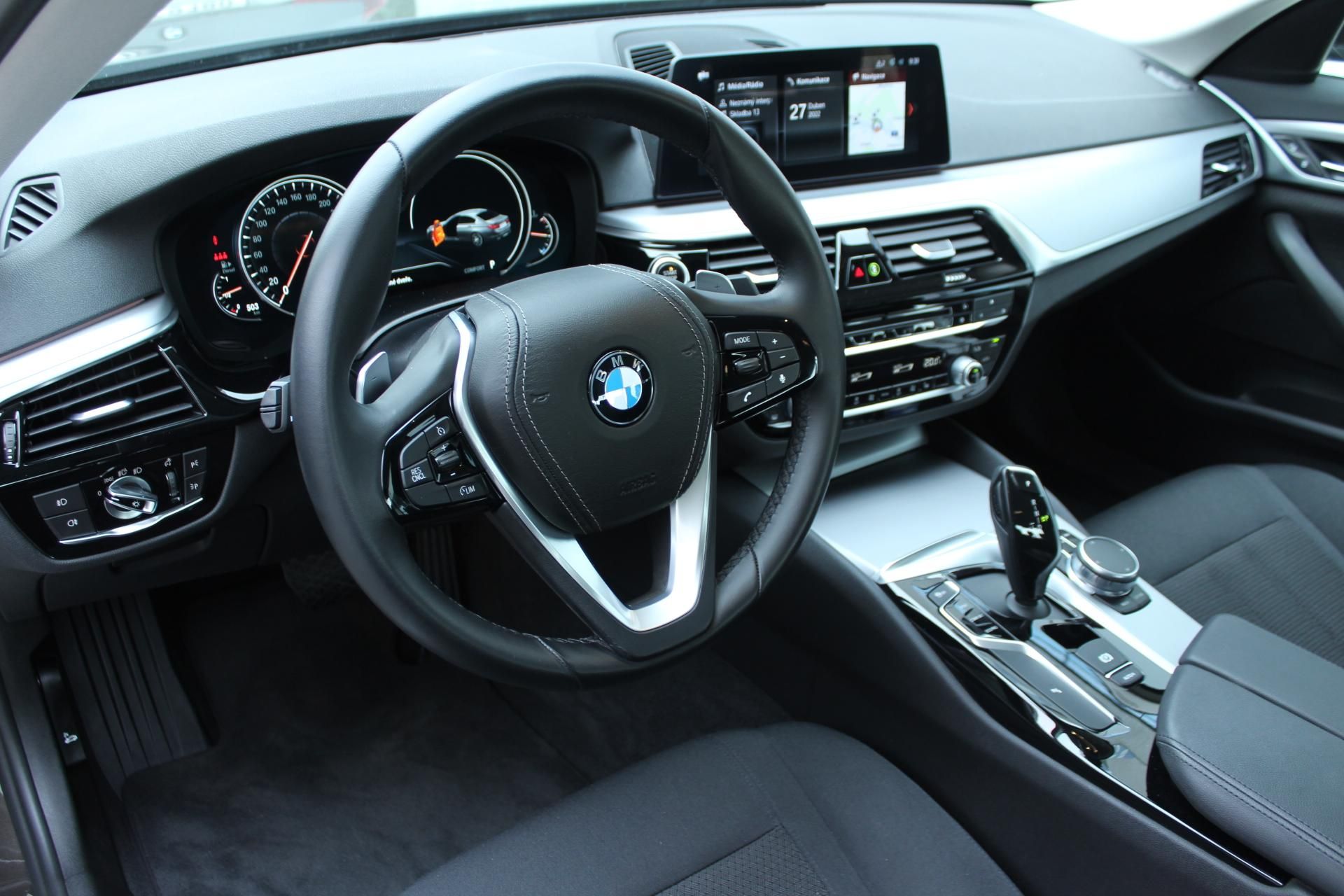 BMW Řada 5, 520d xDrive Sedan - fotka 4