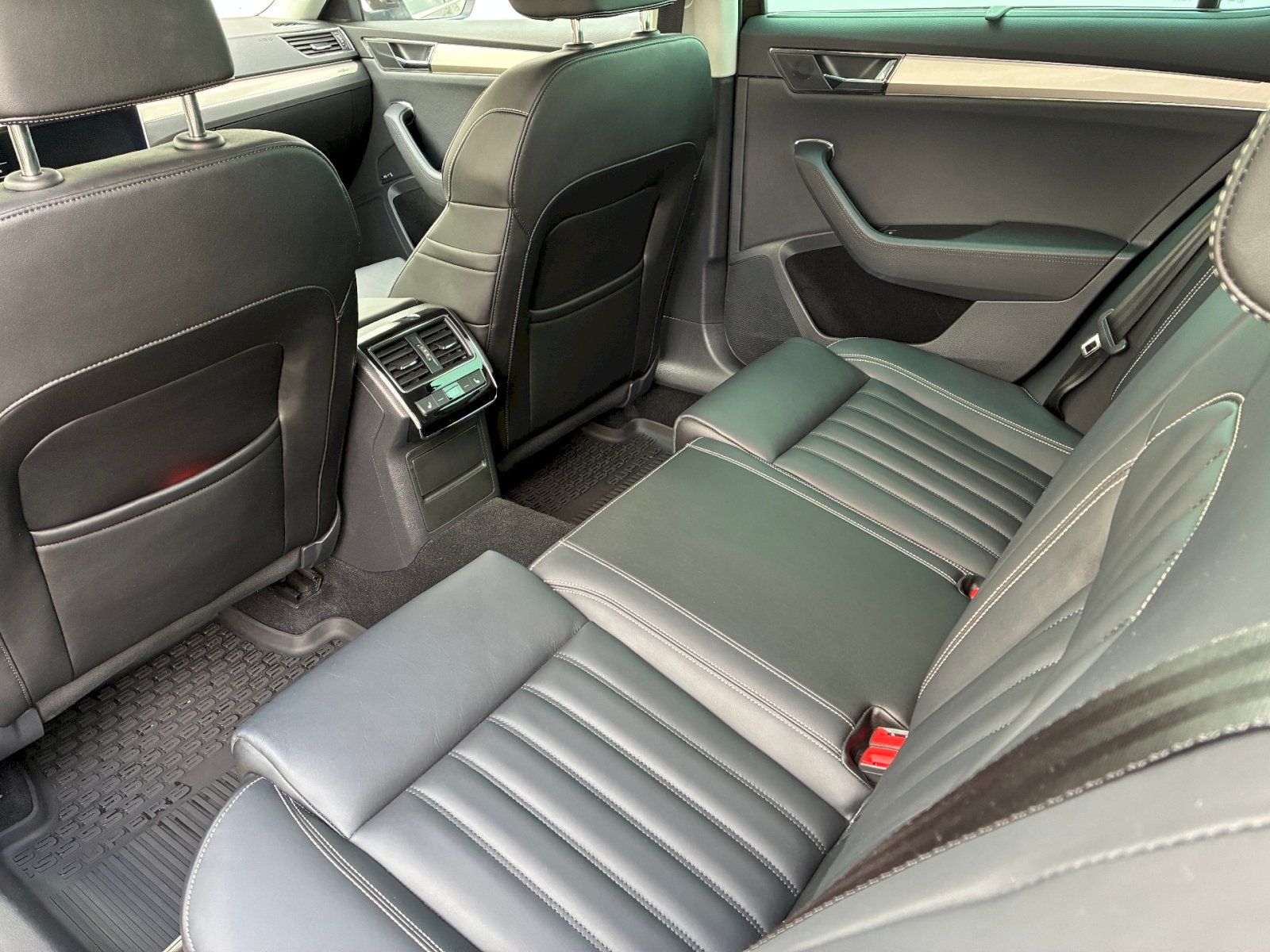 Škoda Superb, 2,0 TSI / 206 kW L&K DSG 4x4 - fotka 6