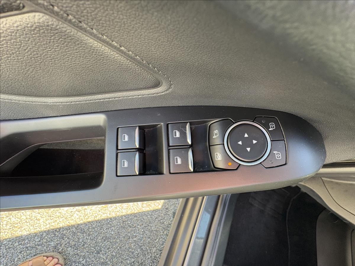 Ford Focus, 1,5 TDCi88kW Led,Nav,Kamer,ACC - fotka 4
