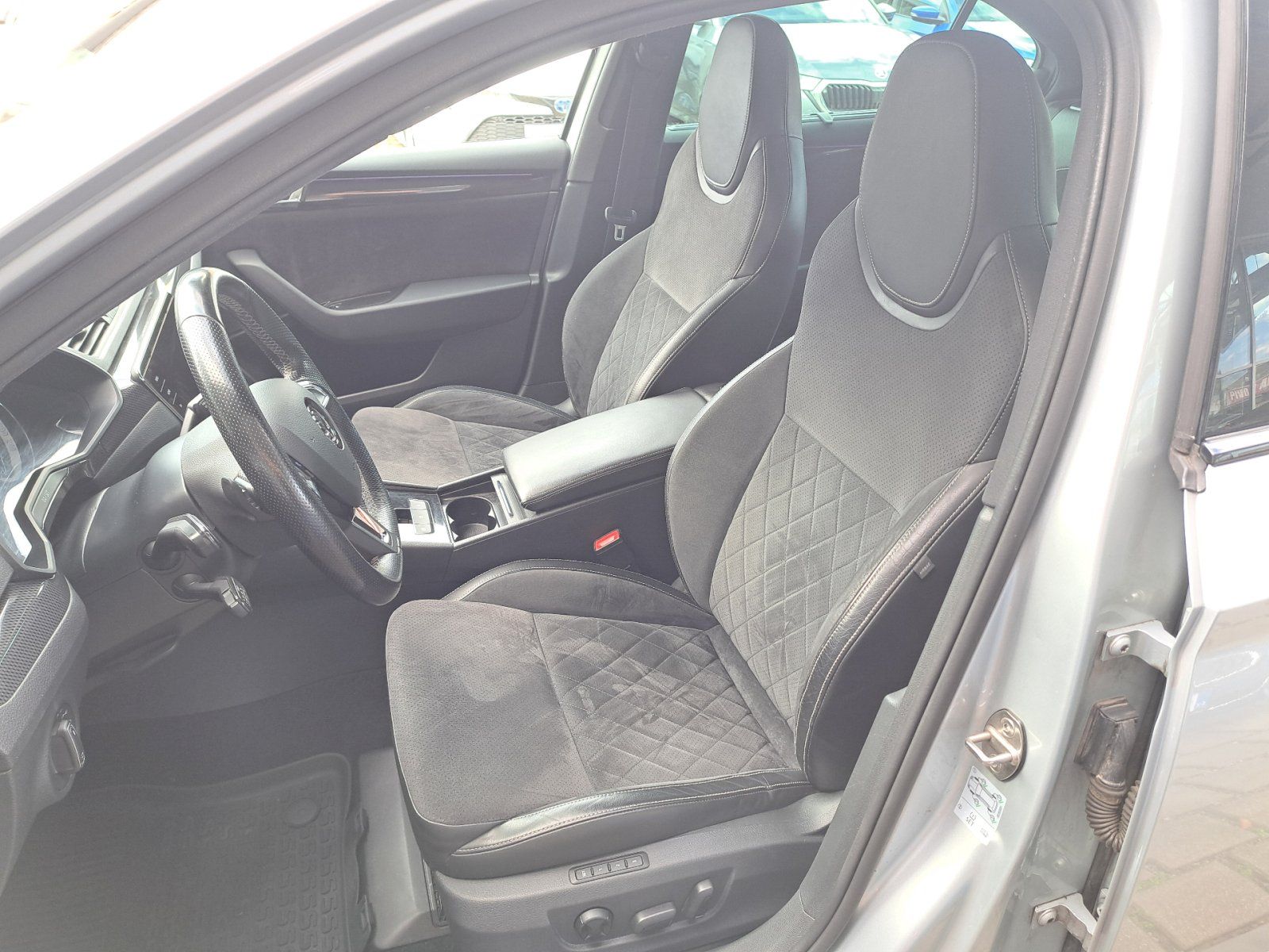 Škoda Superb, 2,0TDI 140kW 4x4 DSG SportLine - fotka 6