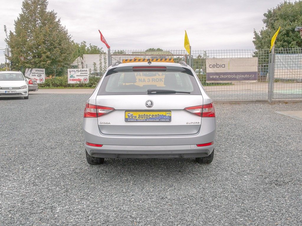 Škoda Superb, ČR 2.0TDI 110KW DSG – NAVI - fotka 6