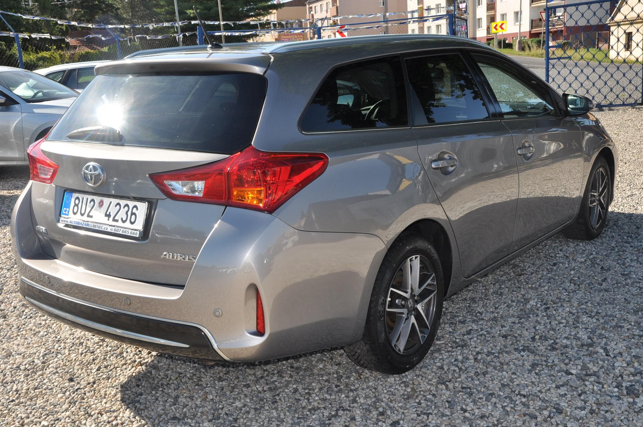 Toyota Auris, 1.6ValveMatic 97kW KOMBI A/T - fotka 3