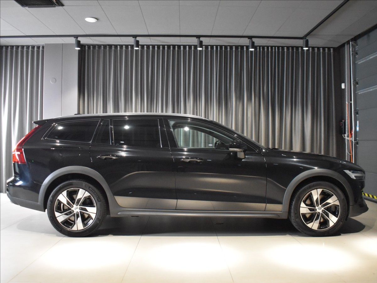 Volvo V60, 2,0 CC D4 AWD Polestar,BLIS - fotka 3