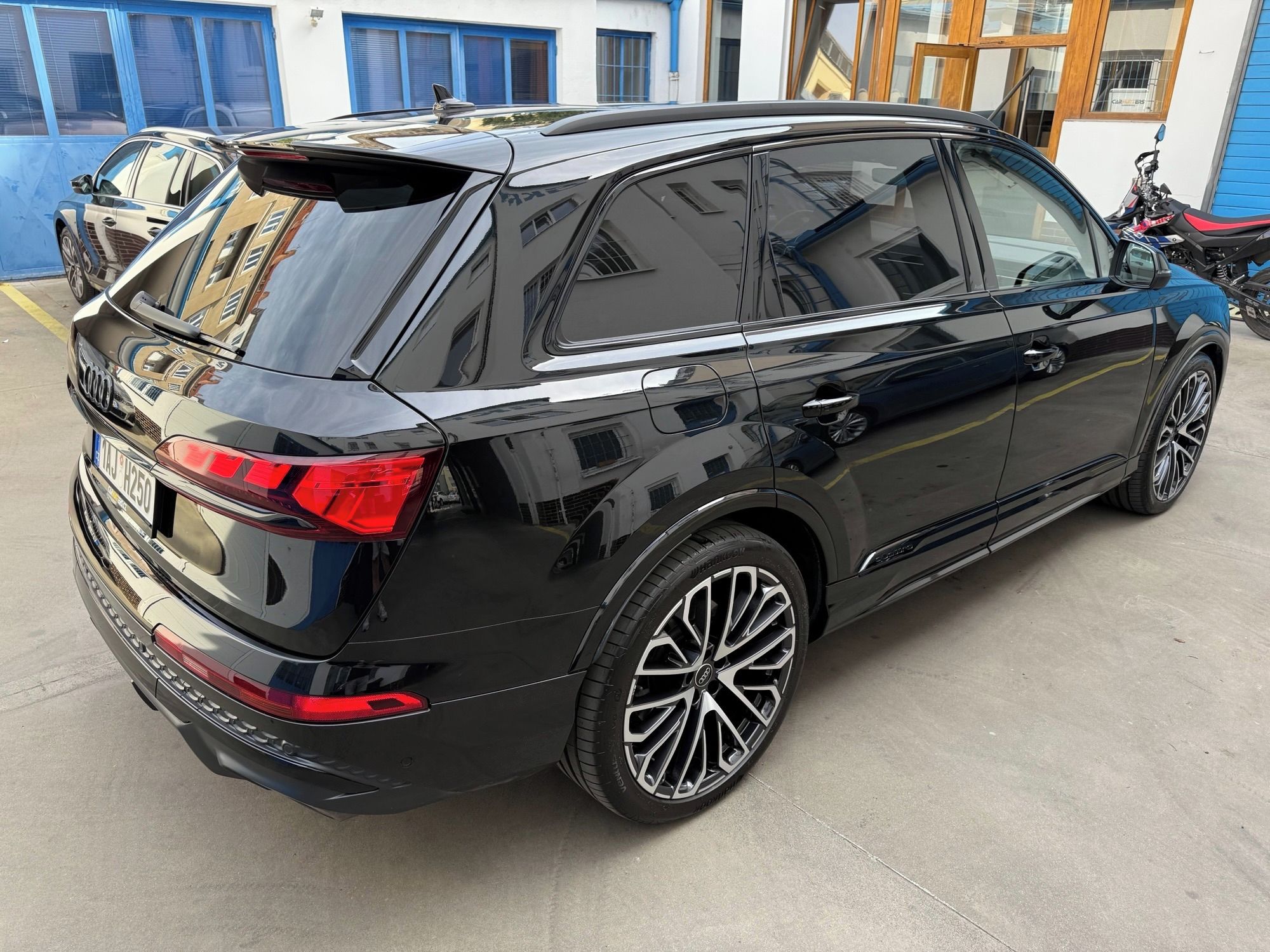 Audi Q7, S-line 3.0 TDI 210 kW 7míst - fotka 4