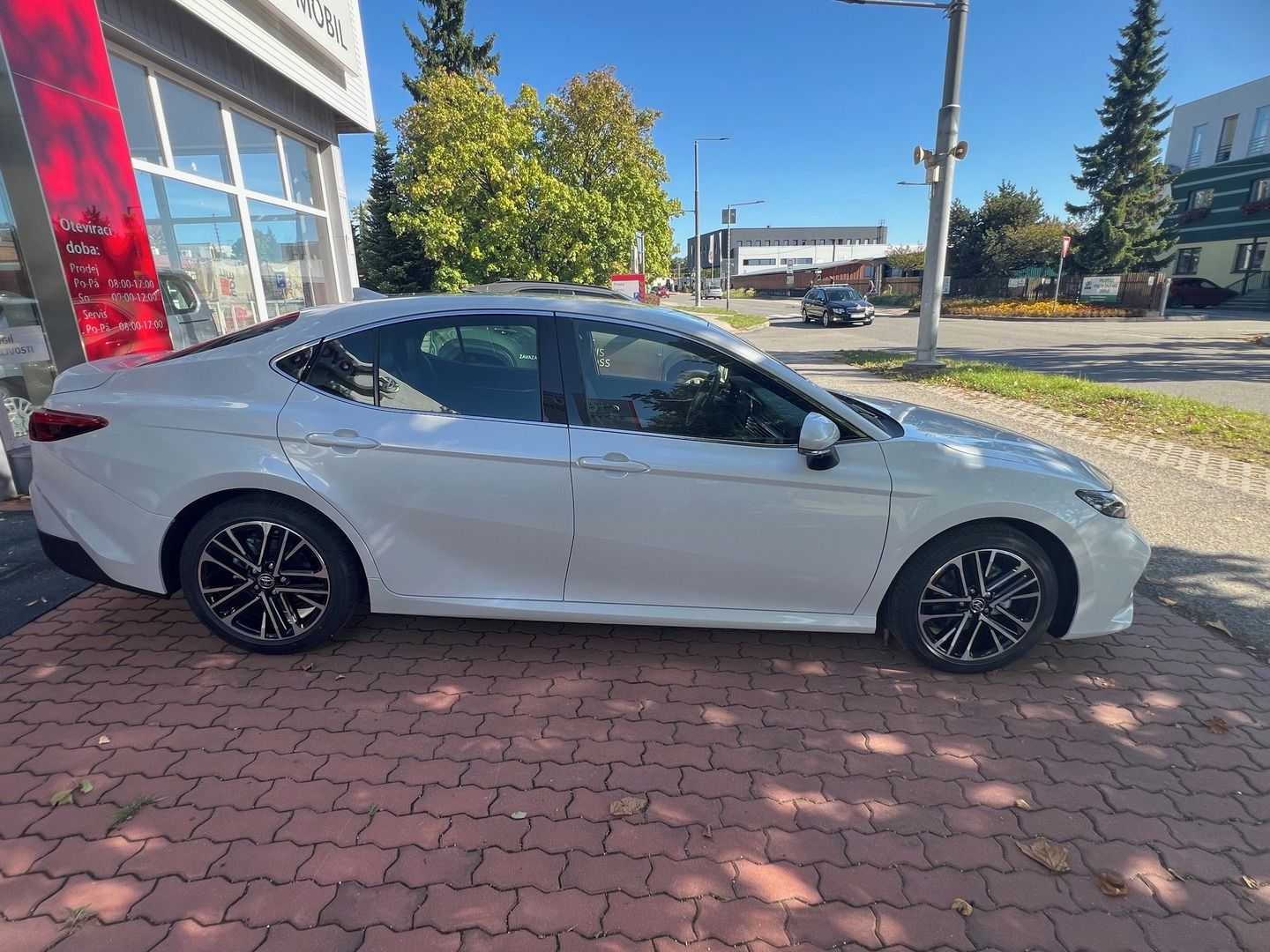 Toyota Camry, 2.5L Hybrid 230 koní, bílá - fotka 6