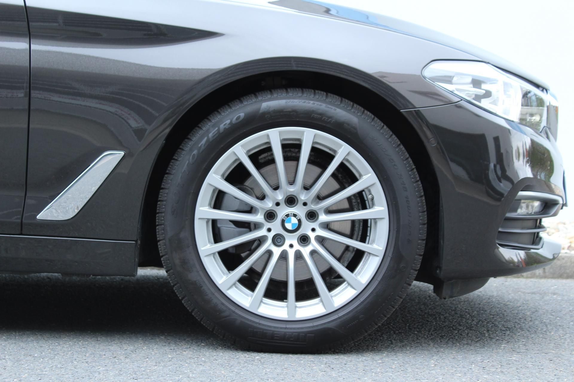 BMW Řada 5, 520d xDrive Sedan - fotka 6