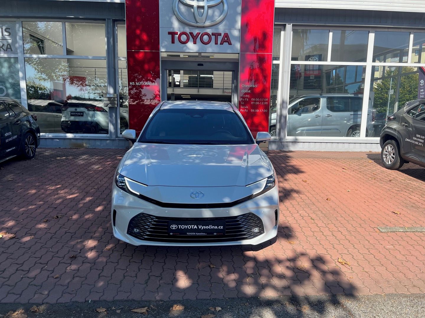 Toyota Camry, 2.5L Hybrid 230 koní, bílá - fotka 2