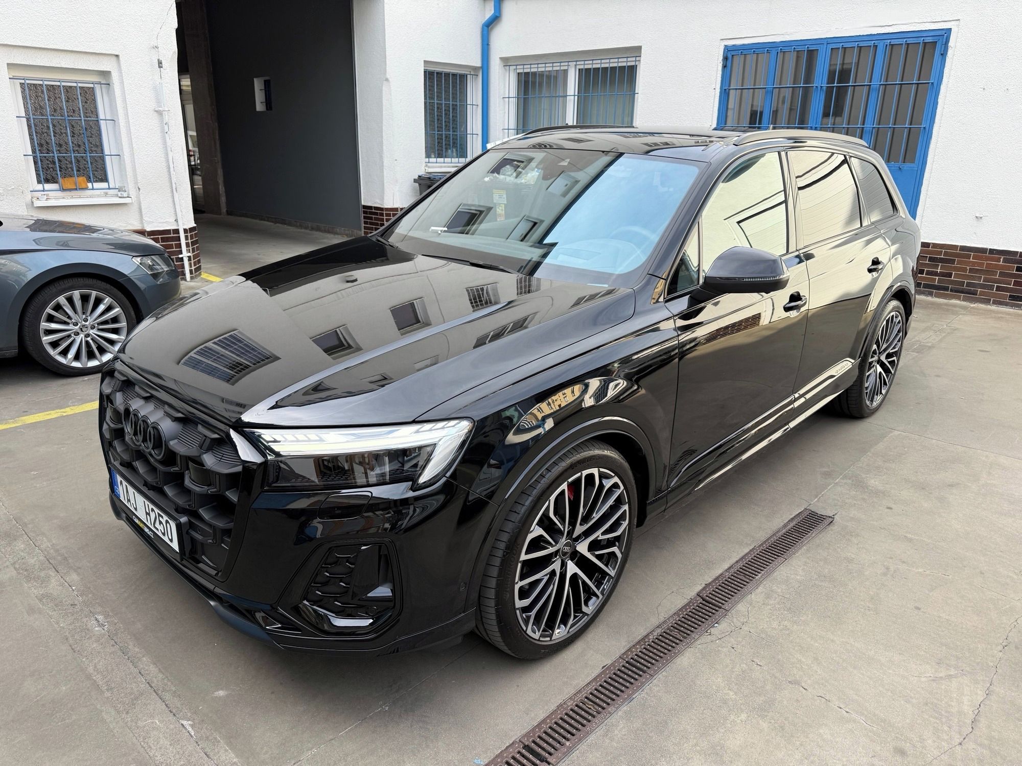 Audi Q7, S-line 3.0 TDI 210 kW 7míst - fotka 2