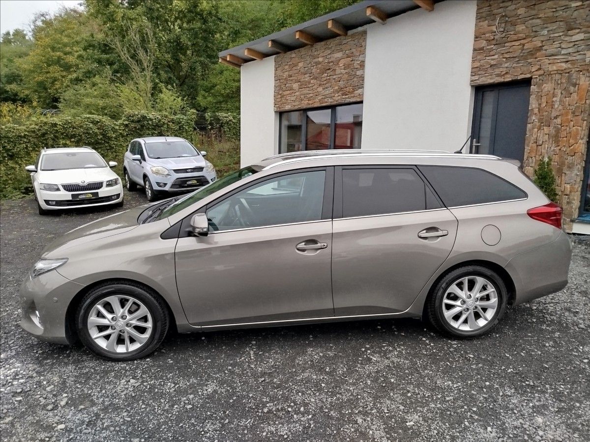 Toyota Auris, 2,0 D-4D, 91kW, 1.MAJITEL - fotka 3