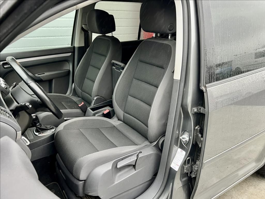 Volkswagen Touran, 1,6 TDi / KLIMA / 7MÍST / DSG - fotka 4