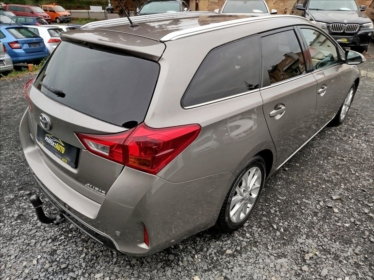 Toyota Auris, 2,0 D-4D, 91kW, 1.MAJITEL - fotka 6