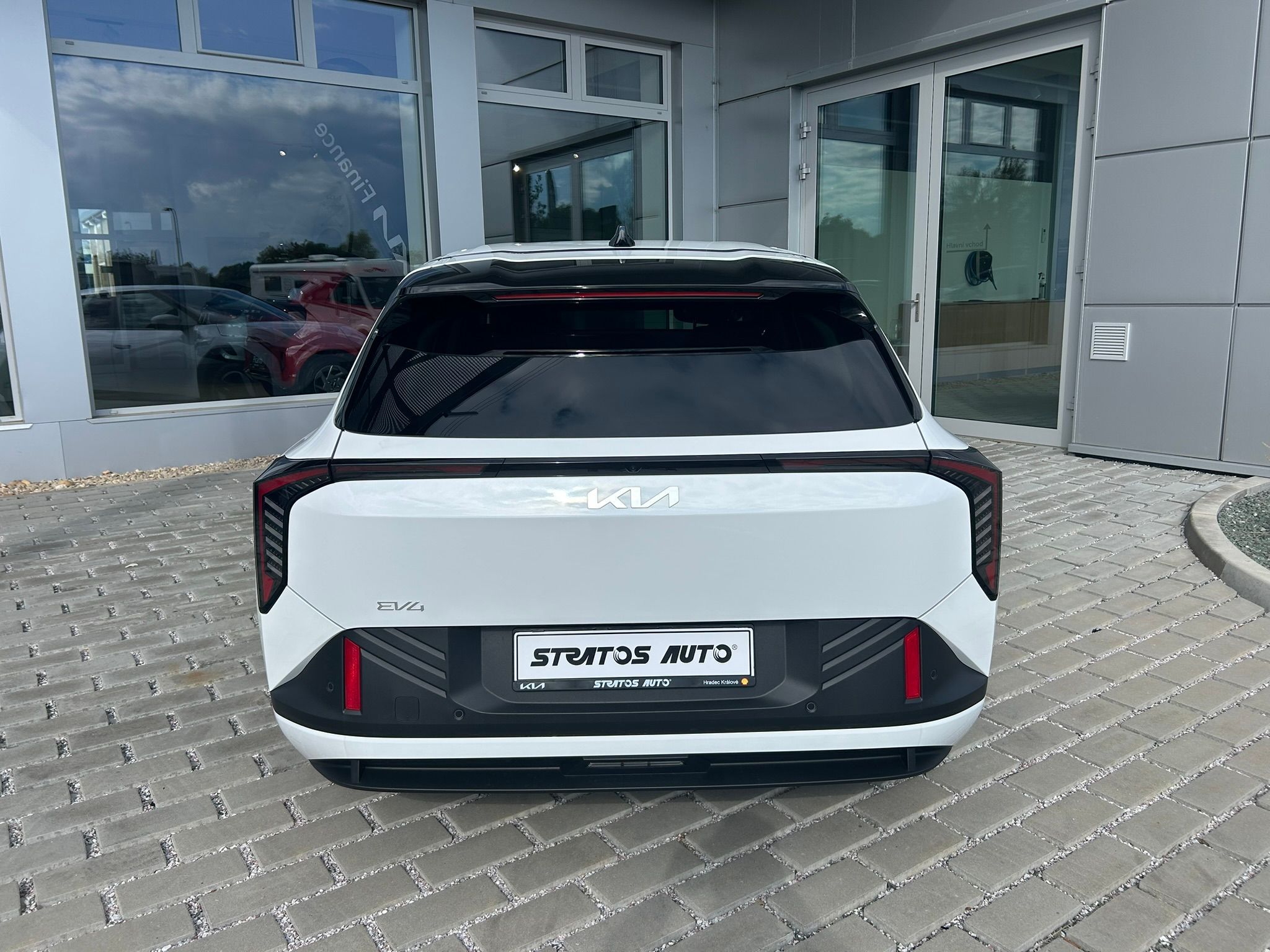 Kia EV4, SKLADEM - EARTH + 81kW BAT - fotka 5