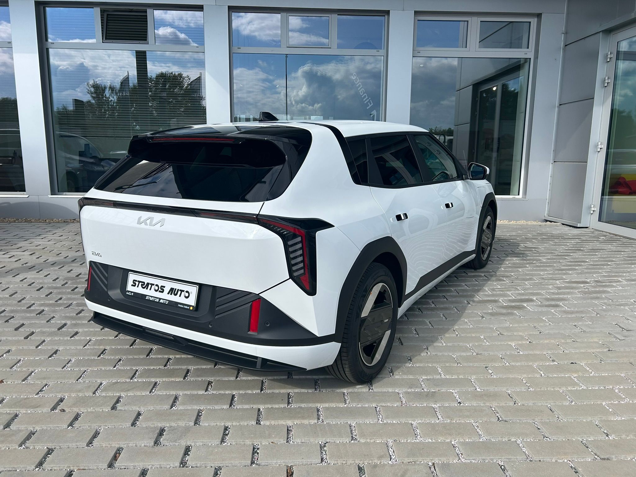 Kia EV4, SKLADEM - EARTH + 81kW BAT - fotka 4