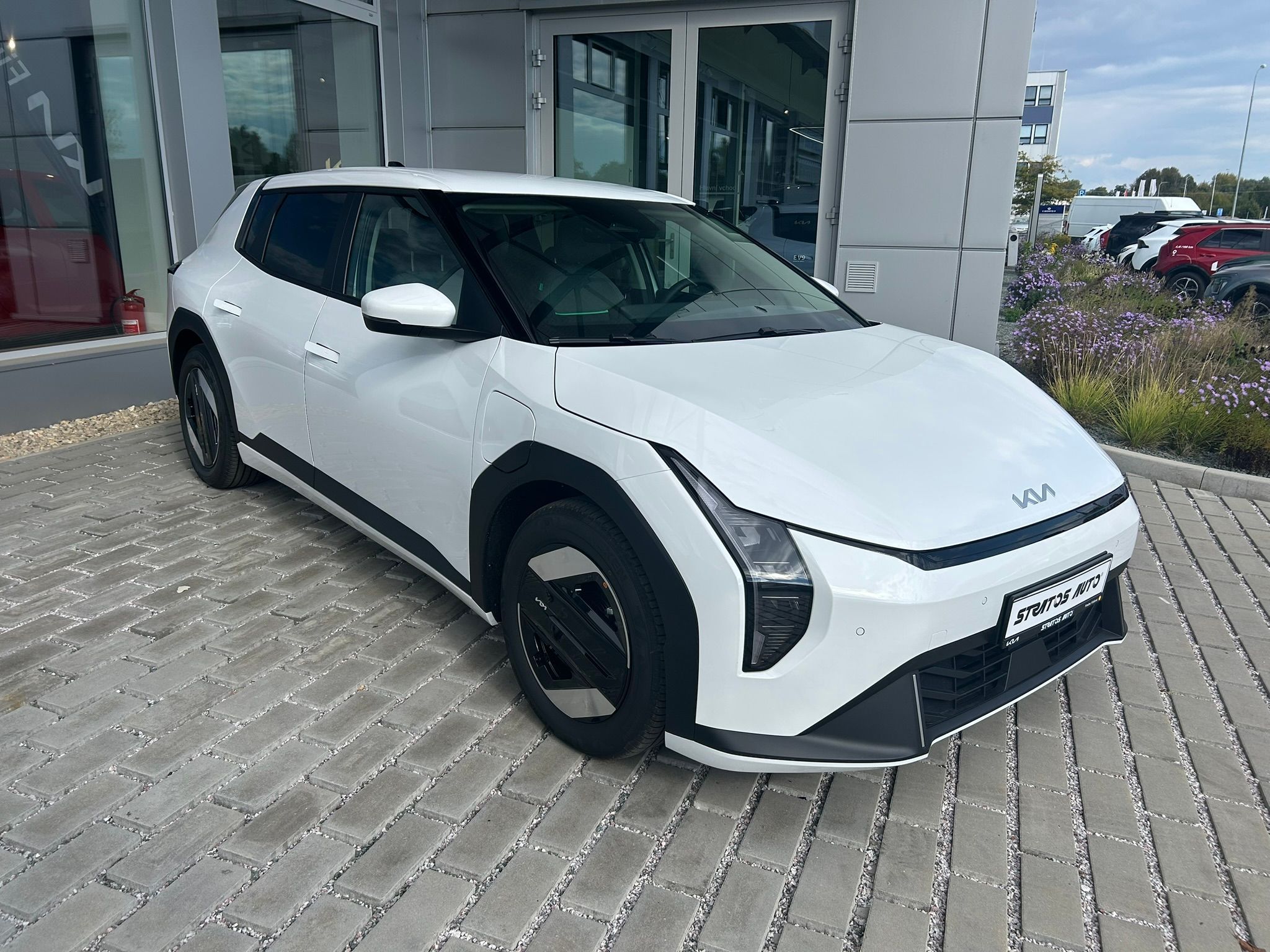 Kia EV4, SKLADEM - EARTH + 81kW BAT - fotka 3