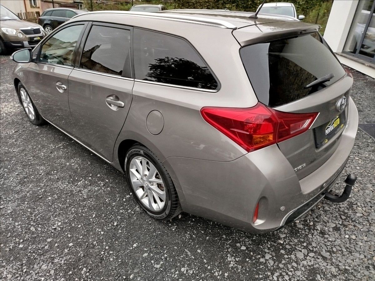 Toyota Auris, 2,0 D-4D, 91kW, 1.MAJITEL - fotka 4