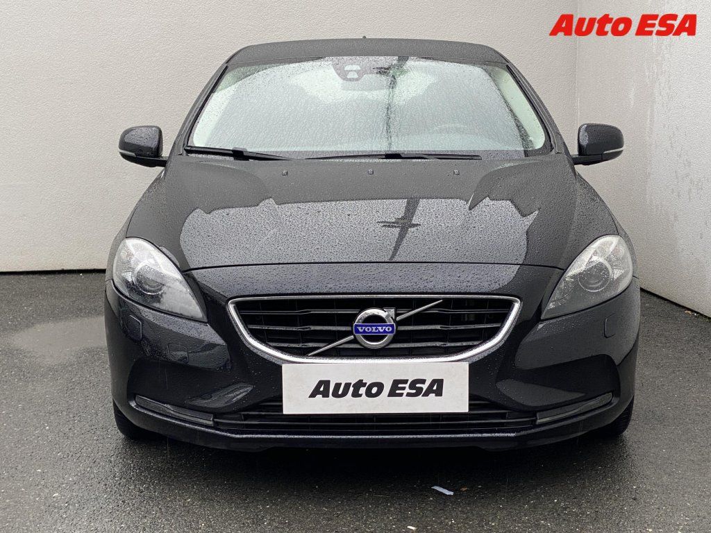 Volvo V40, 2.0 D,Momentum,bixen,navi - fotka 2