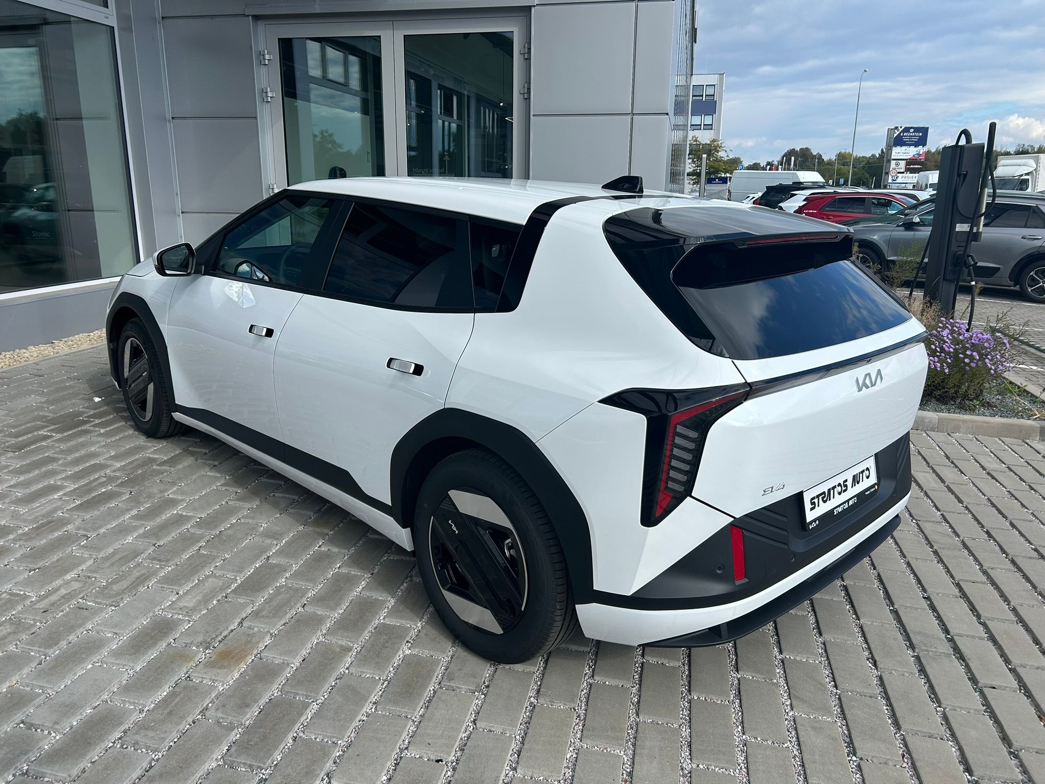 Kia EV4, SKLADEM - EARTH + 81kW BAT - fotka 6