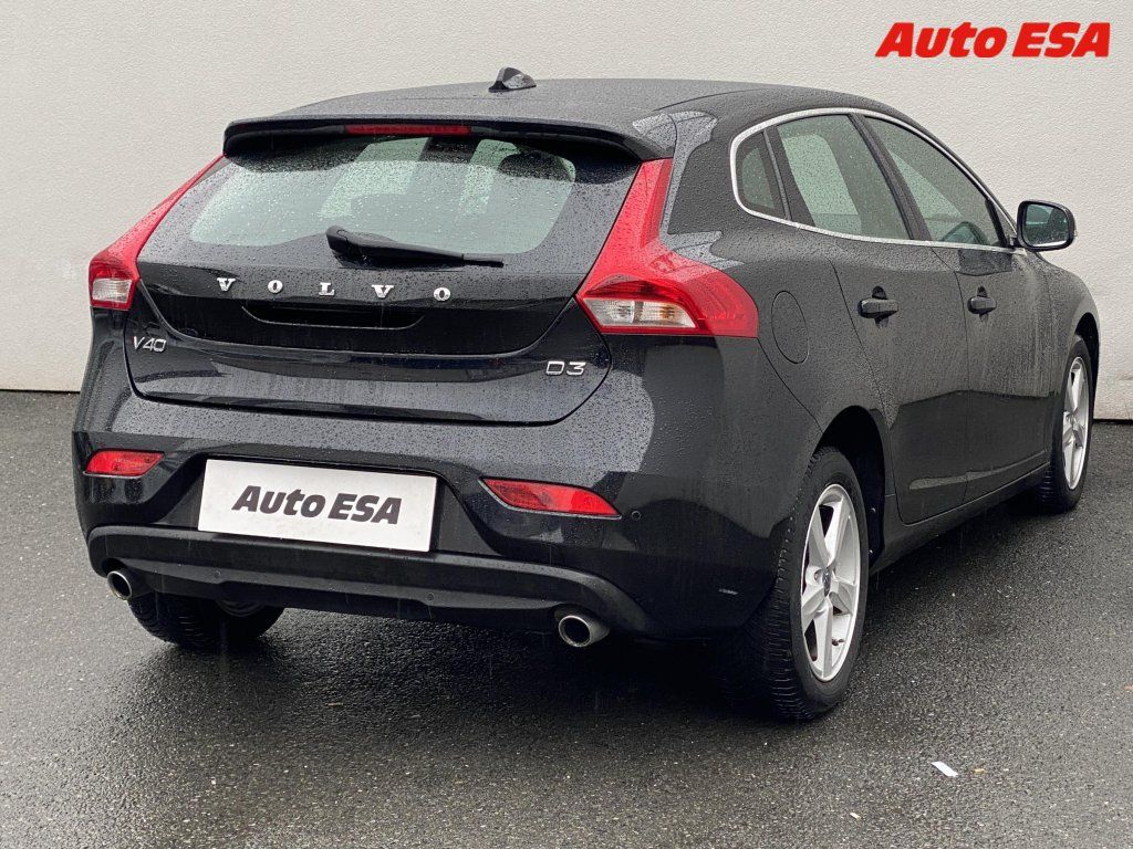 Volvo V40, 2.0 D,Momentum,bixen,navi - fotka 4
