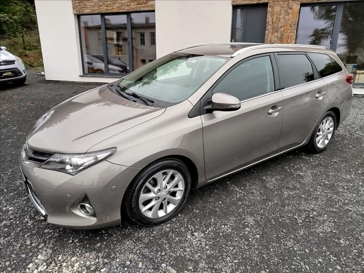 Toyota Auris, 2,0 D-4D, 91kW, 1.MAJITEL - fotka 2