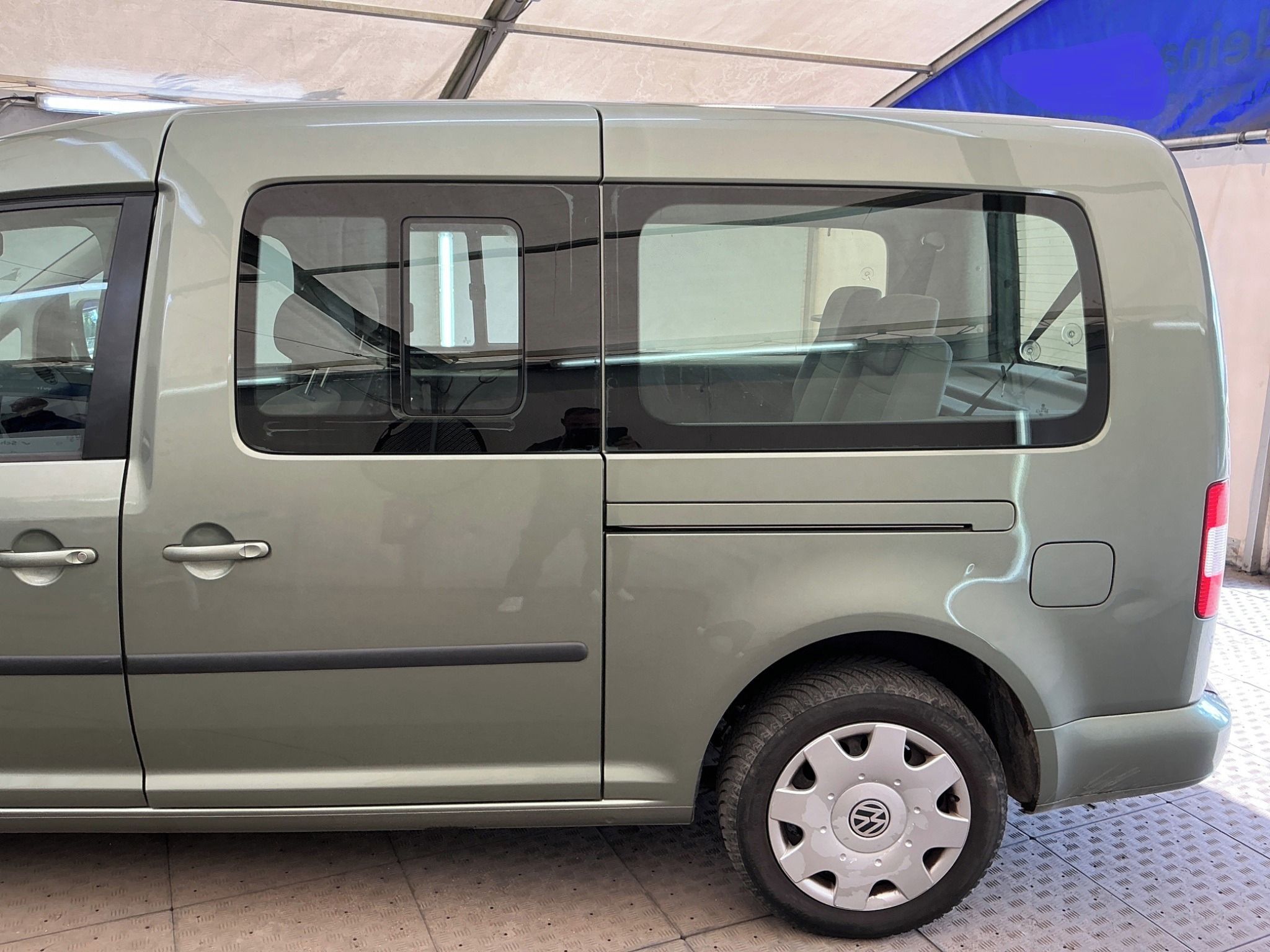 Volkswagen Caddy, MAXI 1.6Mpi 75KW 7-MÍST TAŽNÉ - fotka 6