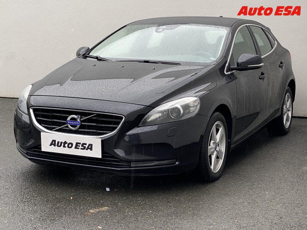 Volvo V40, 2.0 D,Momentum,bixen,navi - fotka 3