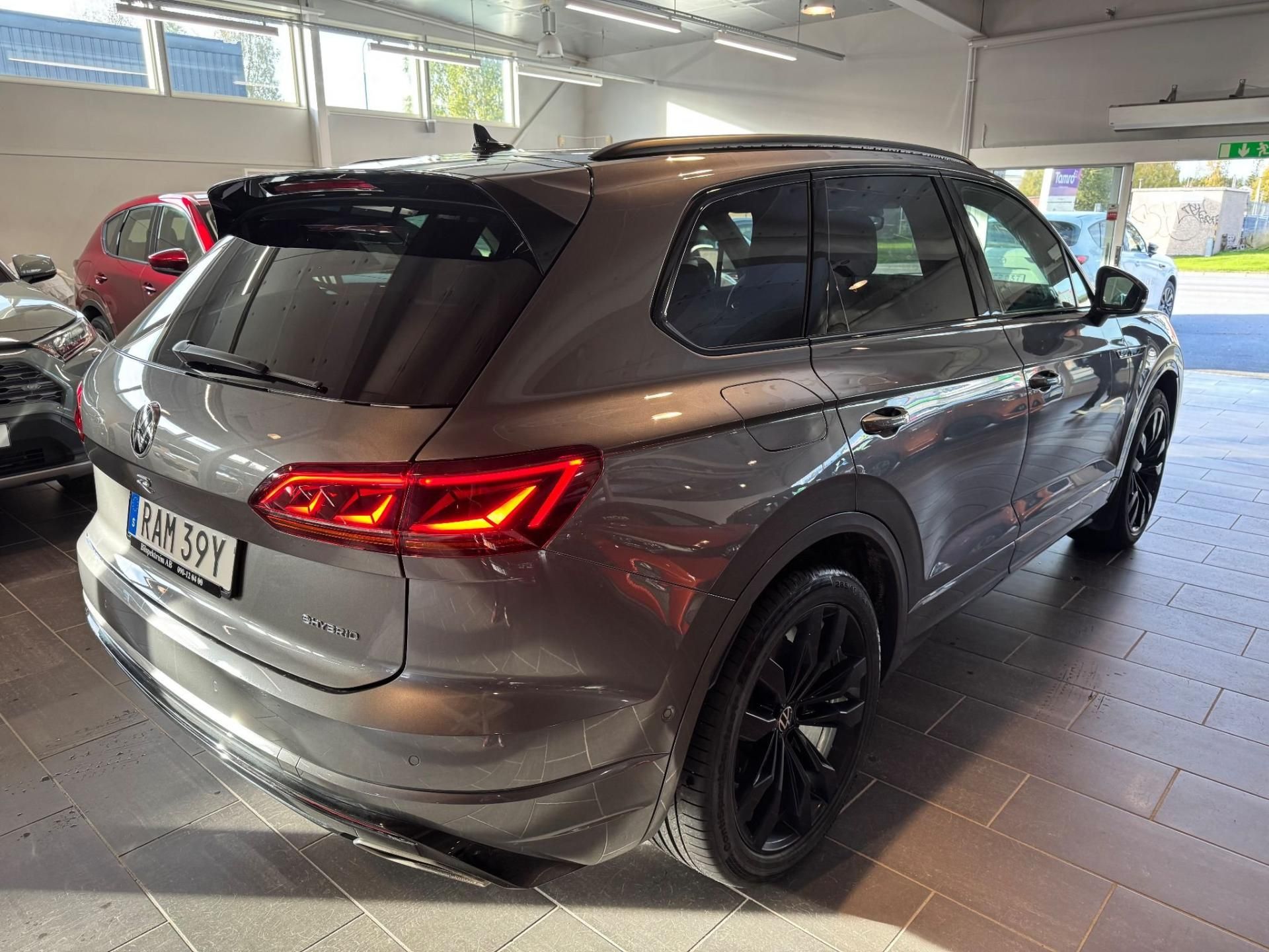 Volkswagen Touareg, R eHybrid 4M Pano Matrix 4zon - fotka 3
