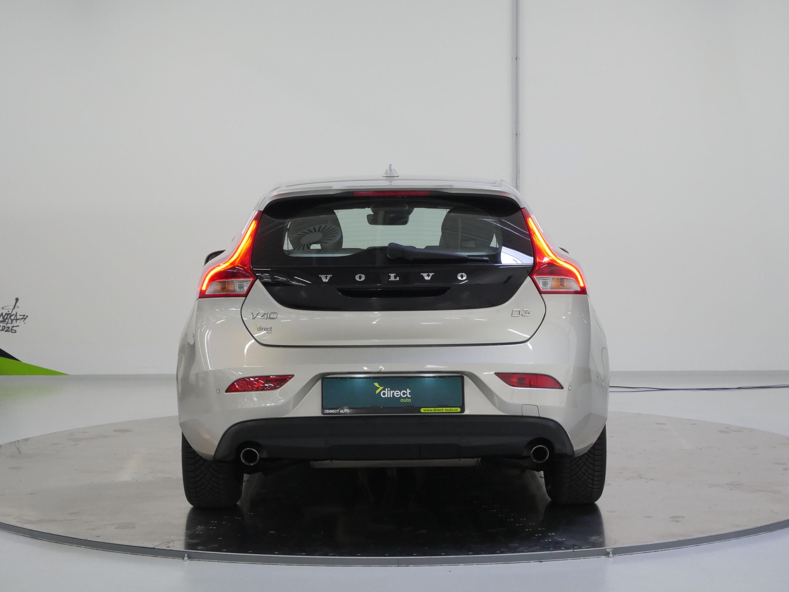 Volvo V40, D3 110 kW Momentum - fotka 6