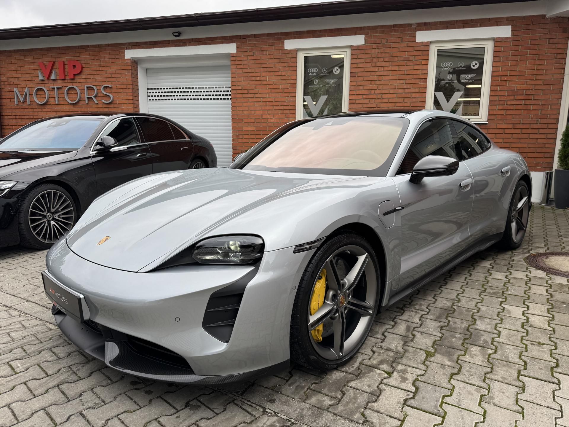 Porsche Taycan, TURBO S-CARBON-MASÁŽE-BURMESTE