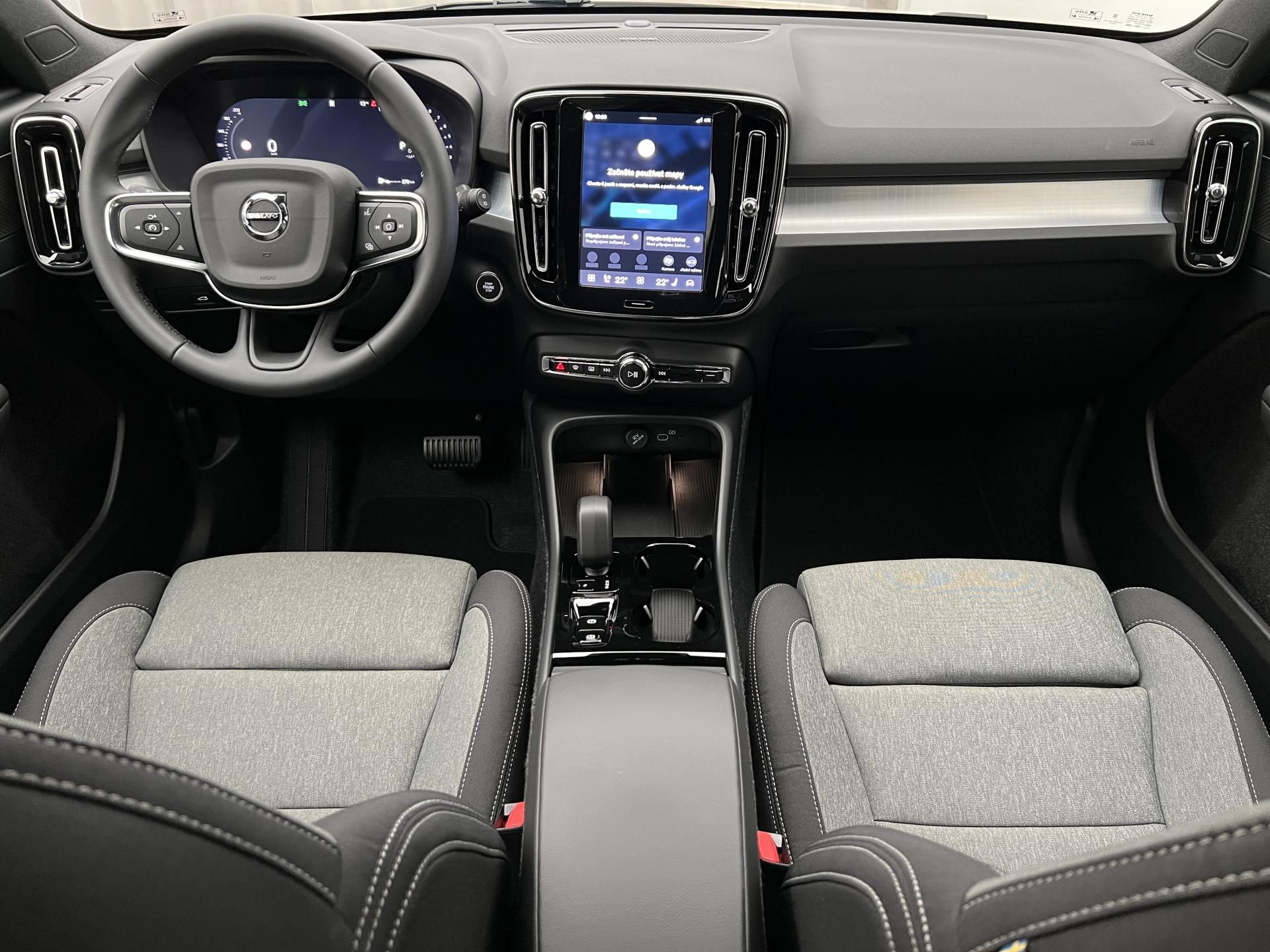 Volvo XC40, B3 DARK PLUS AUT - fotka 2