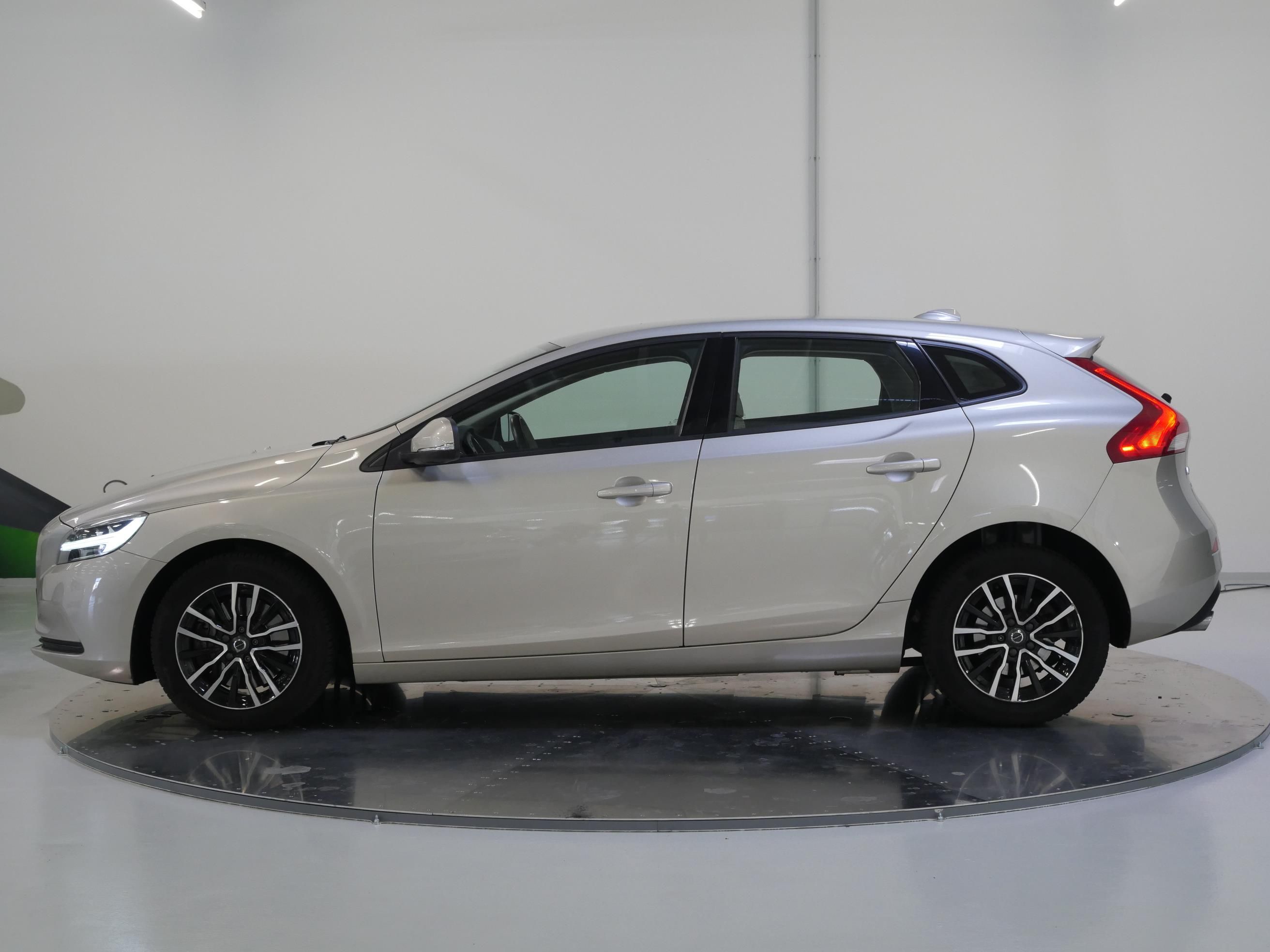 Volvo V40, D3 110 kW Momentum - fotka 3