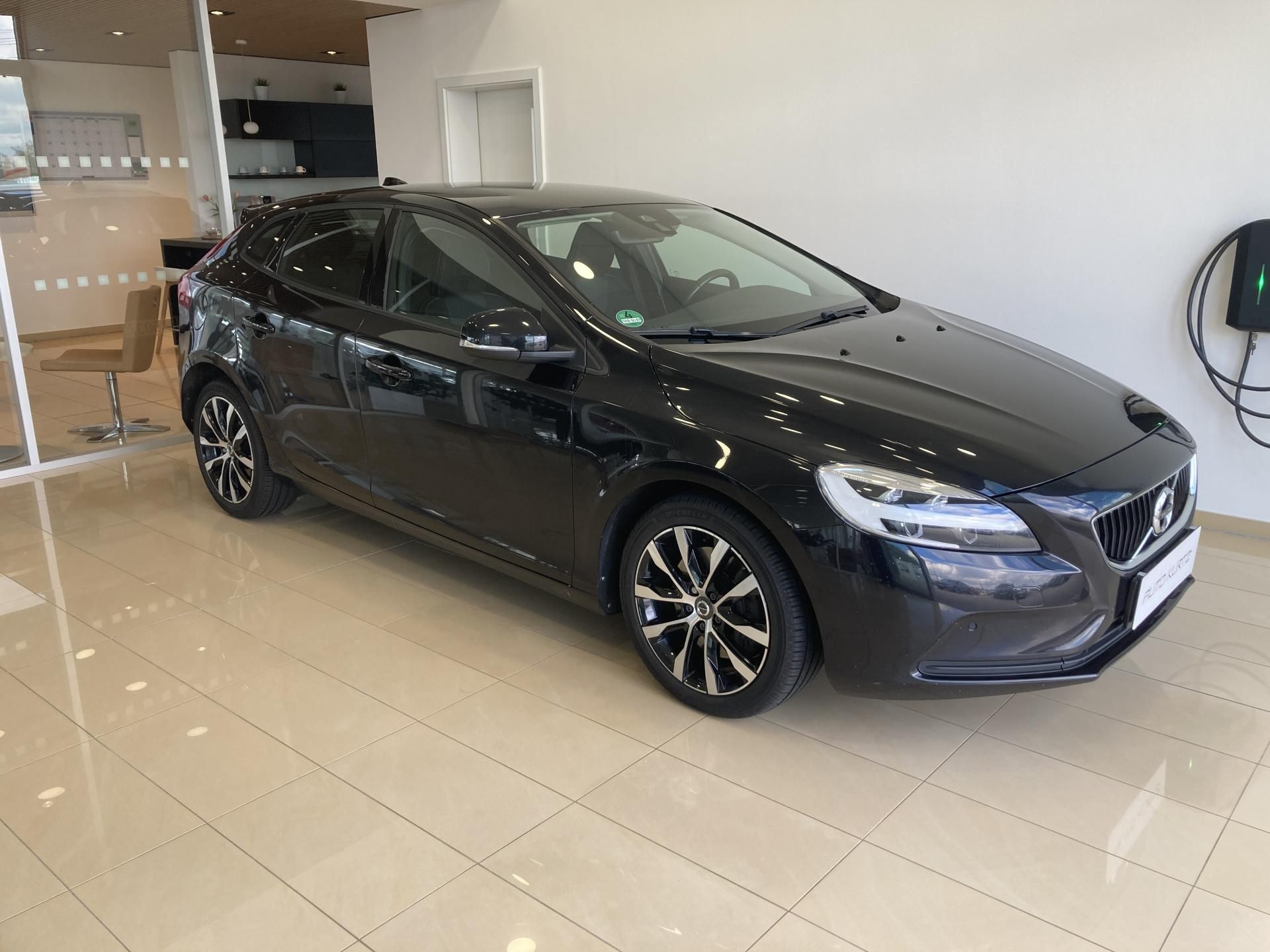 Volvo V40, D3 FWD MOMENTUM AUTOMAT - fotka 2