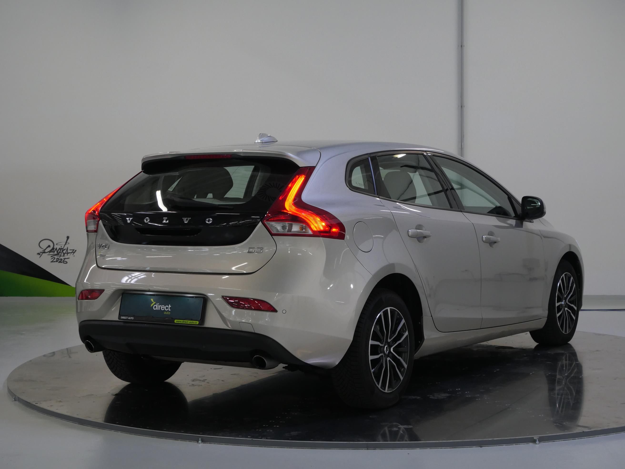 Volvo V40, D3 110 kW Momentum - fotka 2
