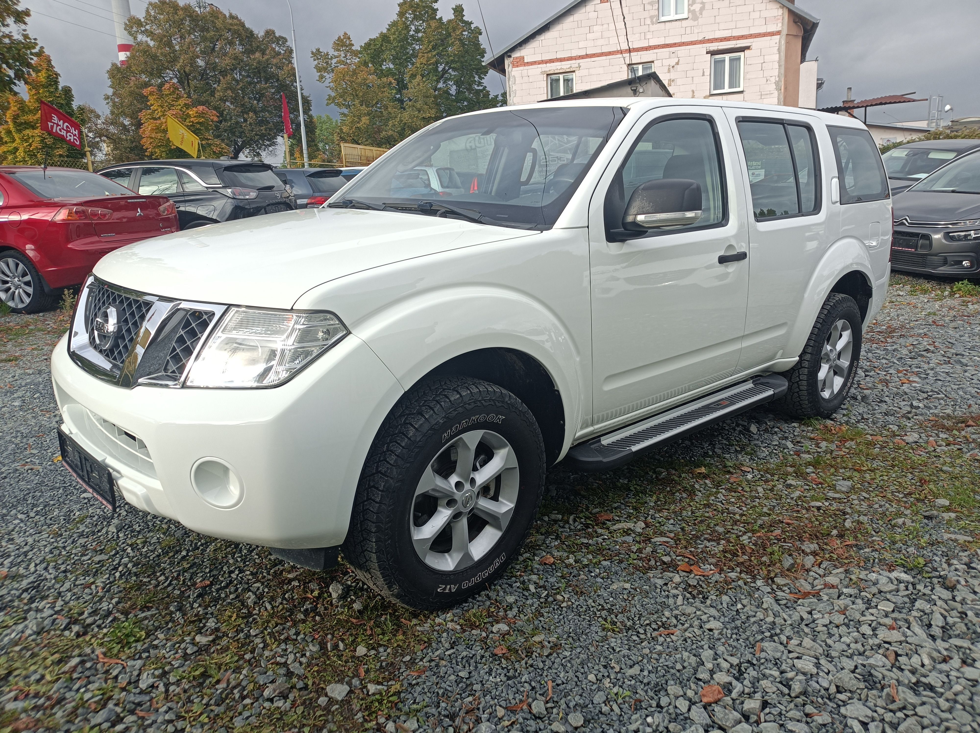 Nissan Pathfinder, 140kw,4x4,s.kniha,7míst.manuál