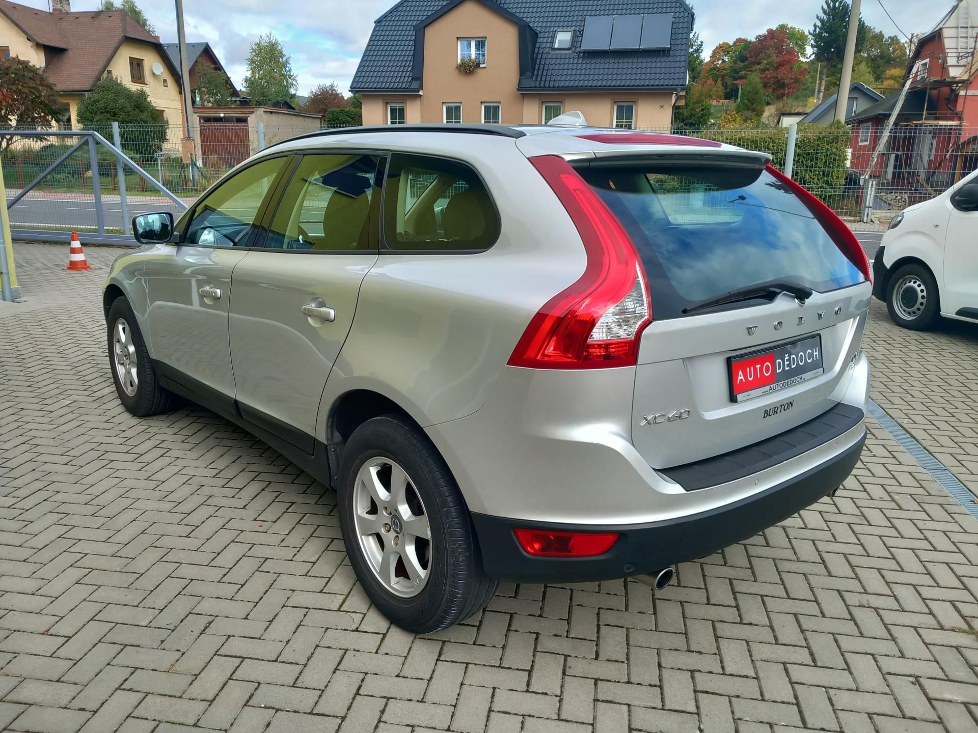 Volvo XC60, 2,4D5 158kw 4x4 PO ROZVODECH - fotka 5