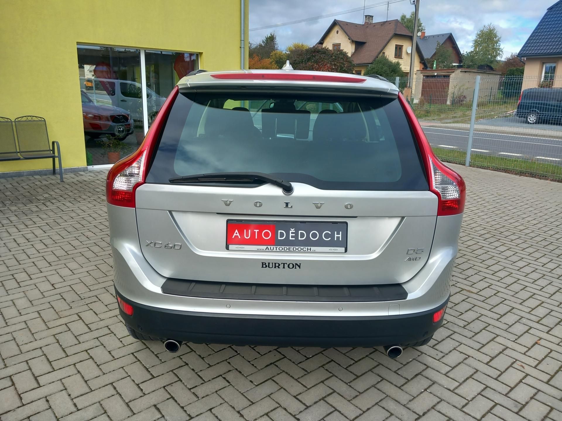 Volvo XC60, 2,4D5 158kw 4x4 PO ROZVODECH - fotka 6