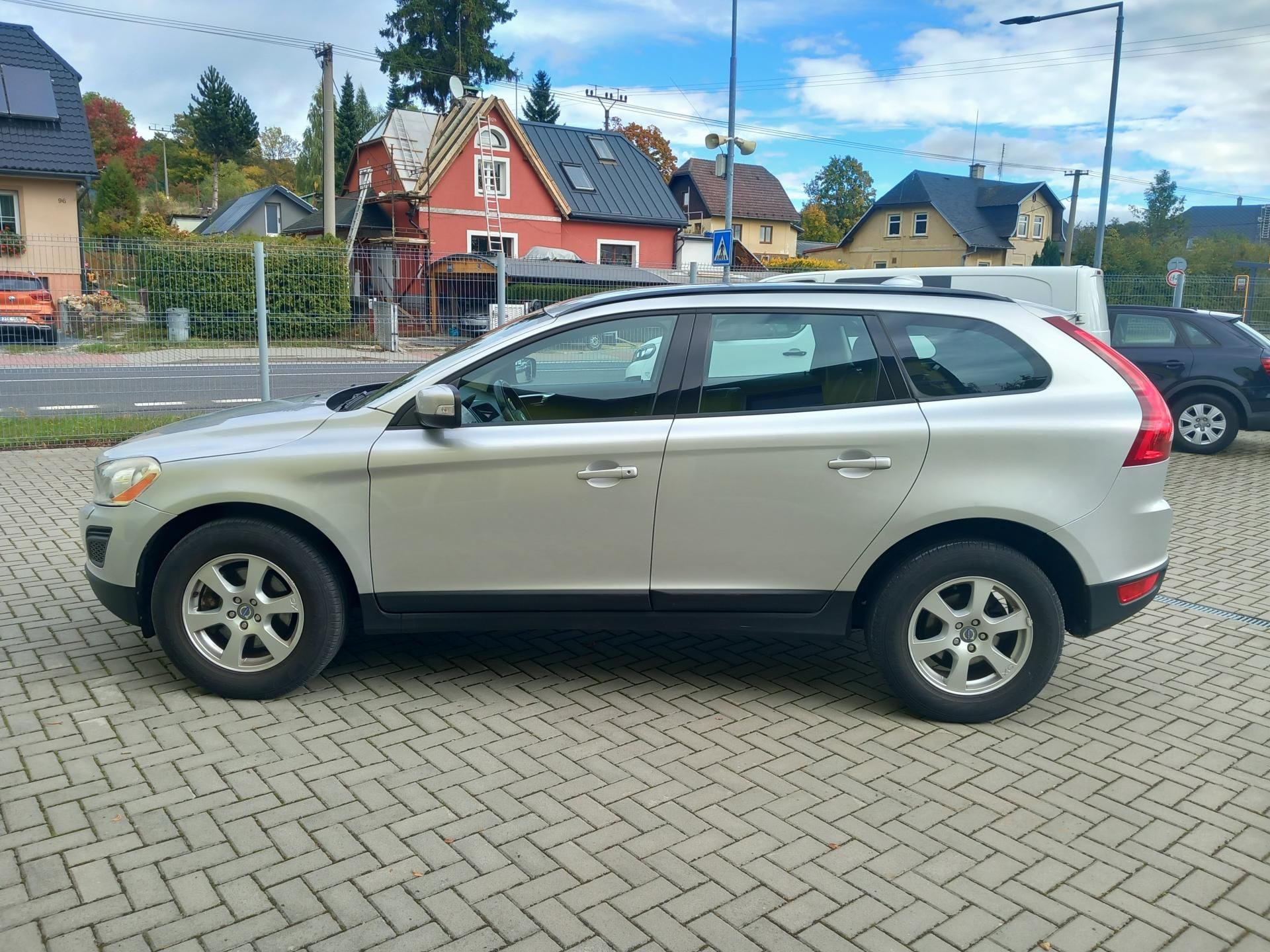 Volvo XC60, 2,4D5 158kw 4x4 PO ROZVODECH - fotka 4