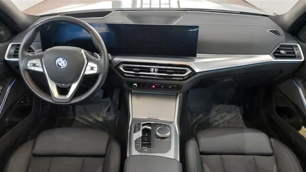 BMW Řada 3, 330e - fotka 5