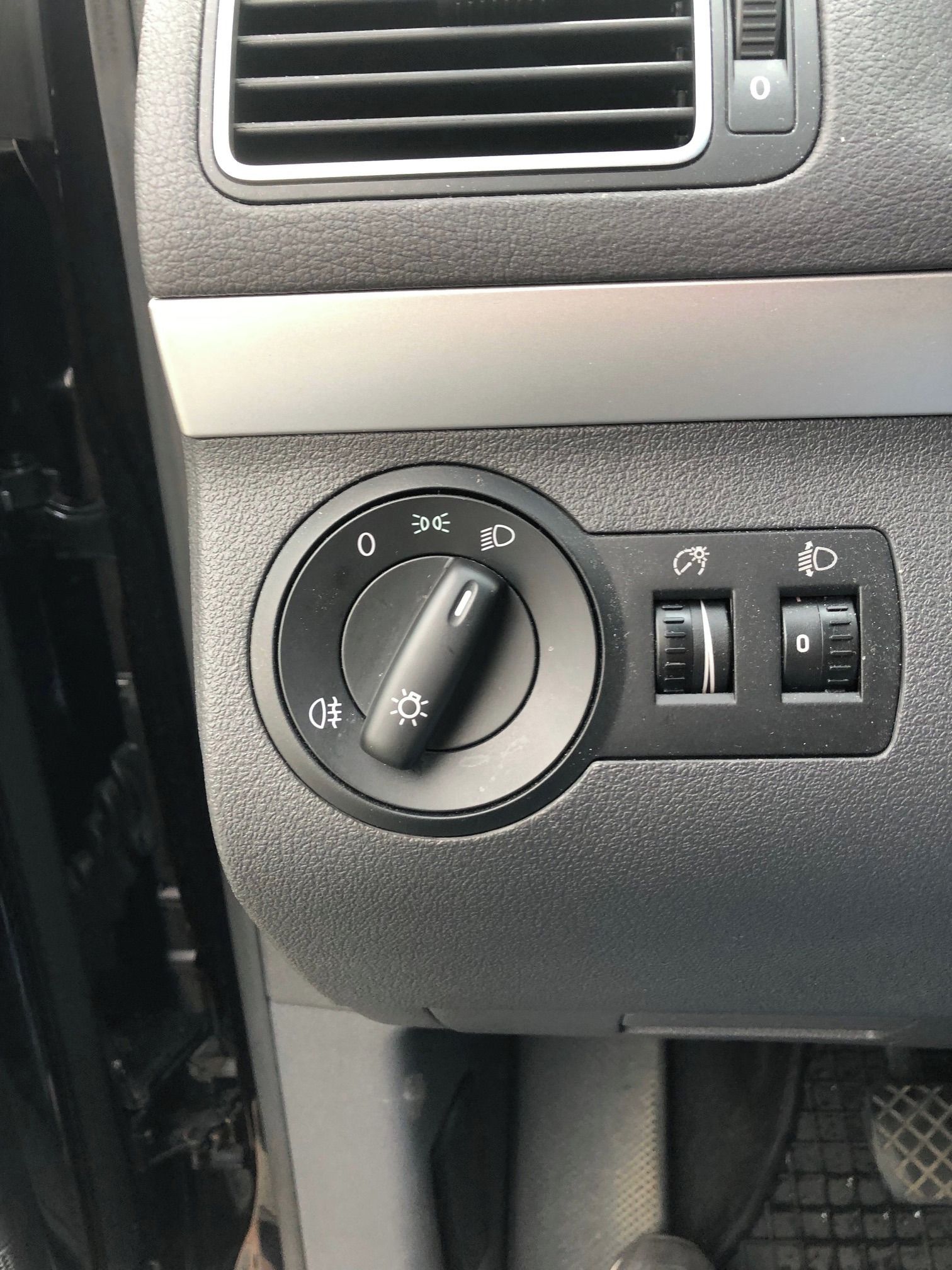Volkswagen Touran, 1.6 TDI Servisováno - fotka 4