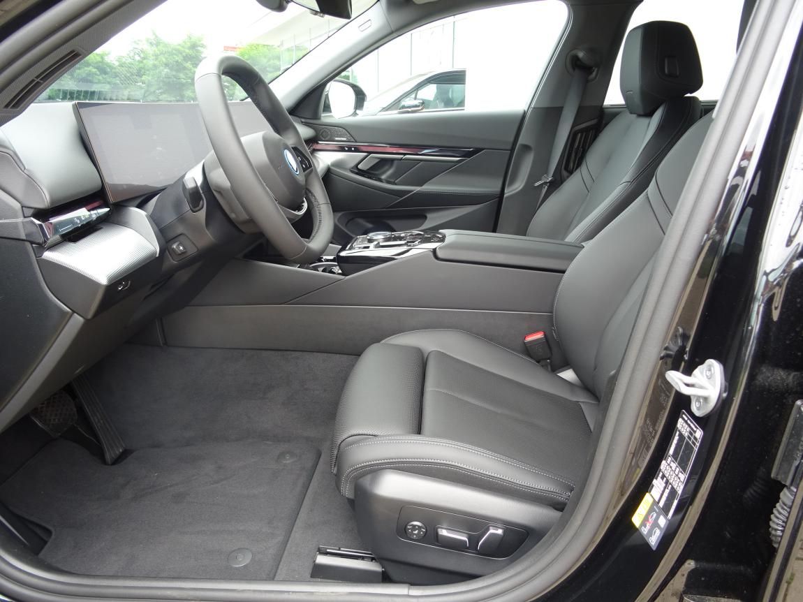 BMW i5, xDrive 40 - fotka 2