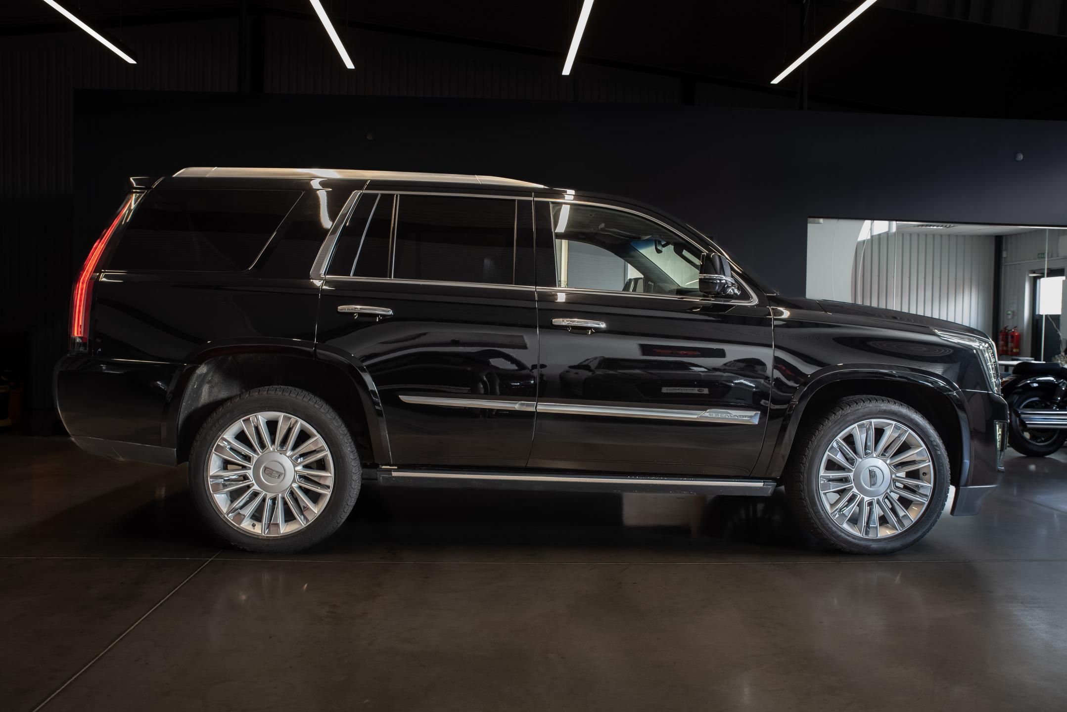 Cadillac Escalade, 6.2 V8 AWD PLATINUM, KRÁTKÝ - fotka 4