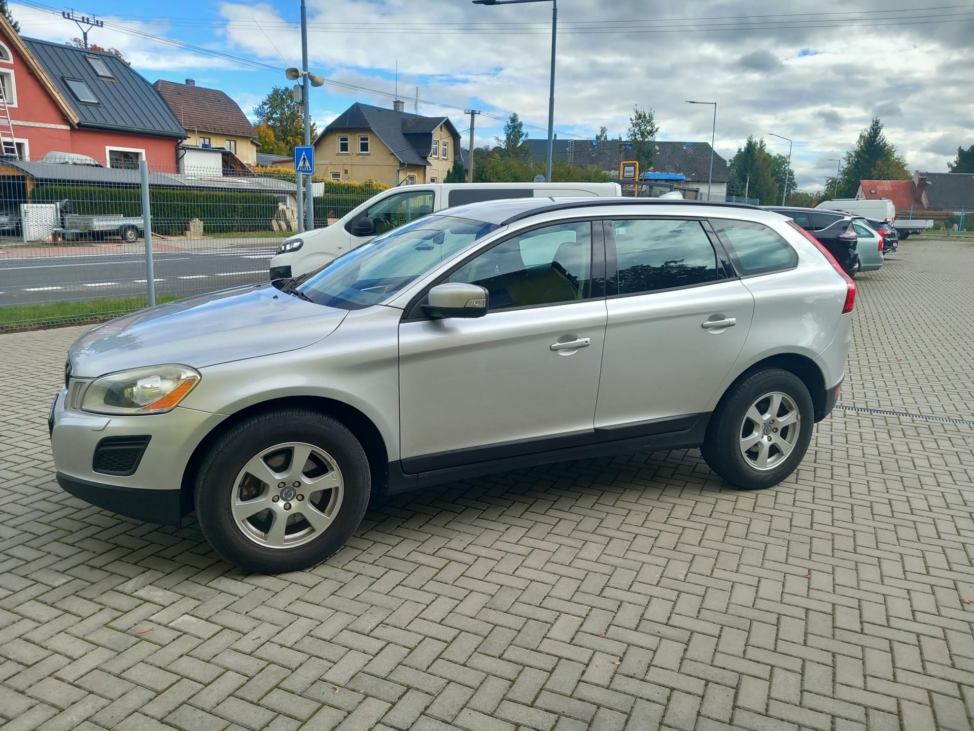 Volvo XC60, 2,4D5 158kw 4x4 PO ROZVODECH - fotka 3