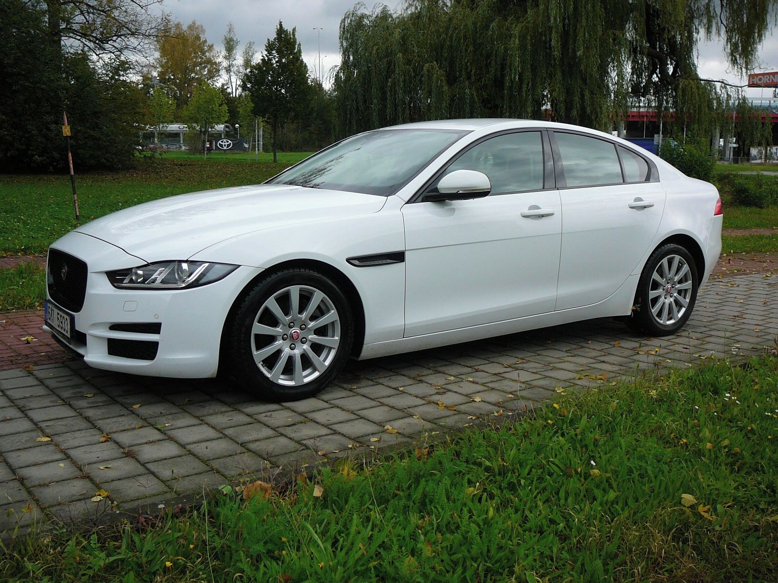 Jaguar XE, 2.0D 132kW ČR 93000!!! - fotka 2