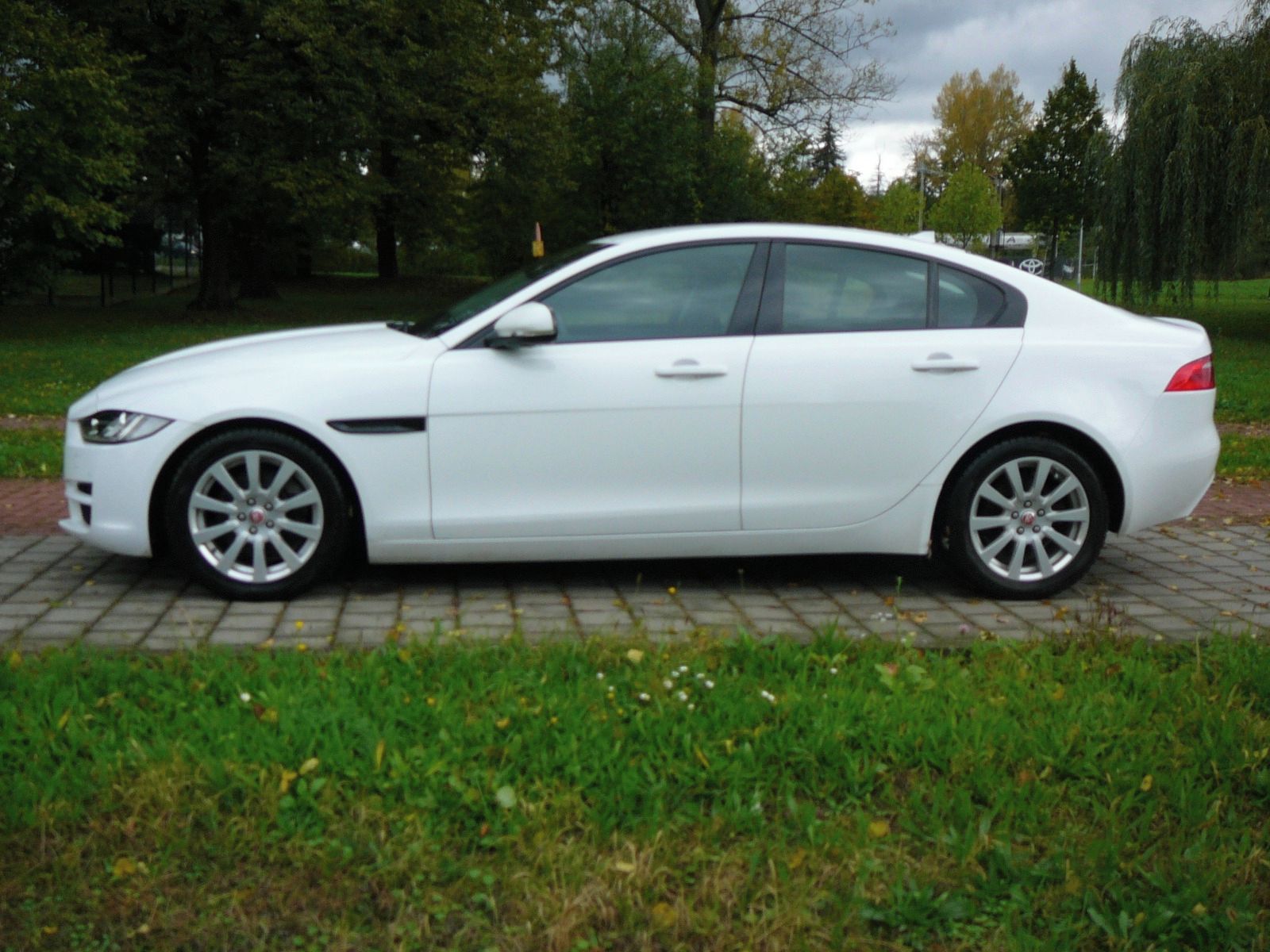 Jaguar XE, 2.0D 132kW ČR 93000!!! - fotka 3