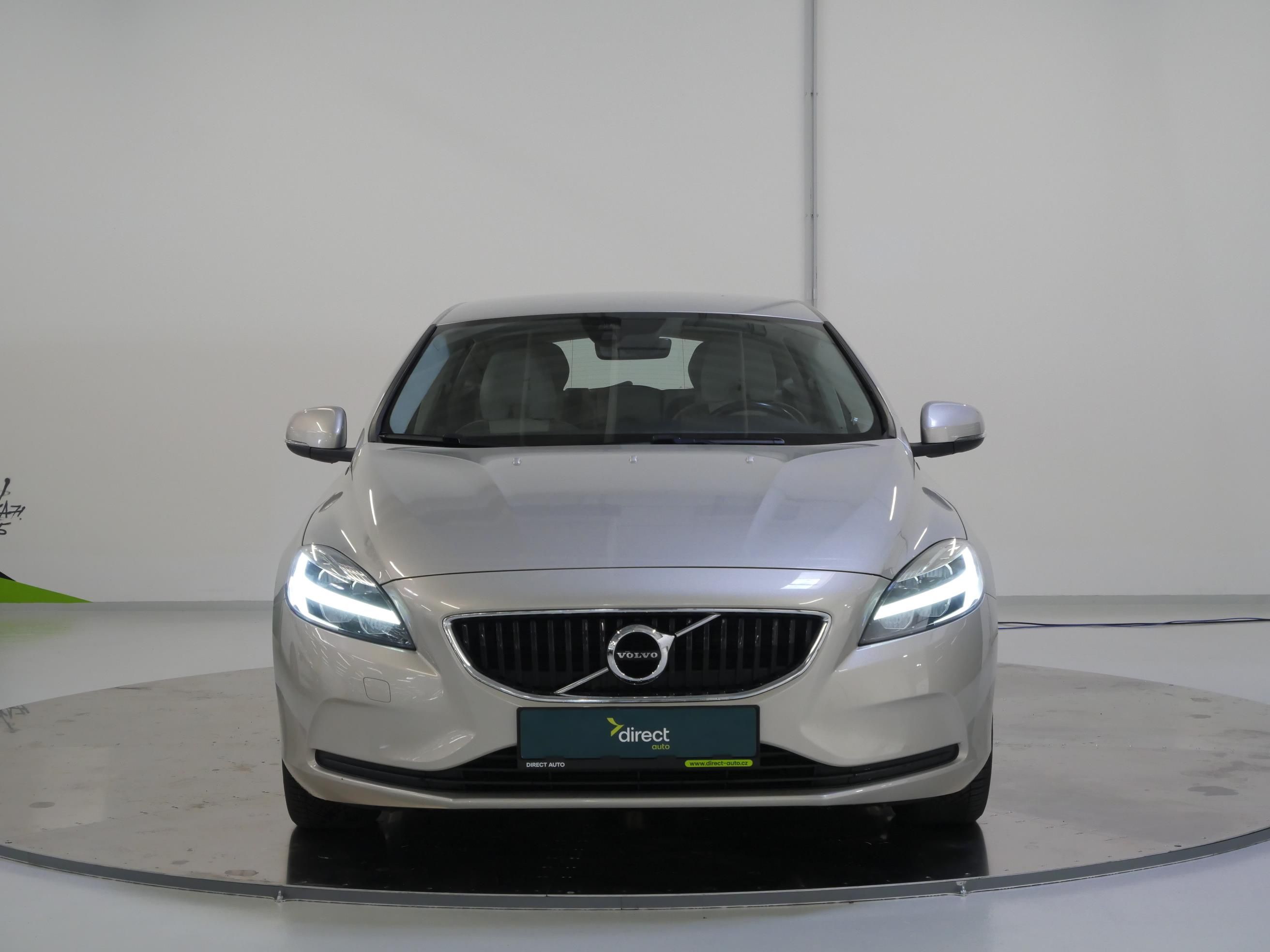 Volvo V40, D3 110 kW Momentum - fotka 4