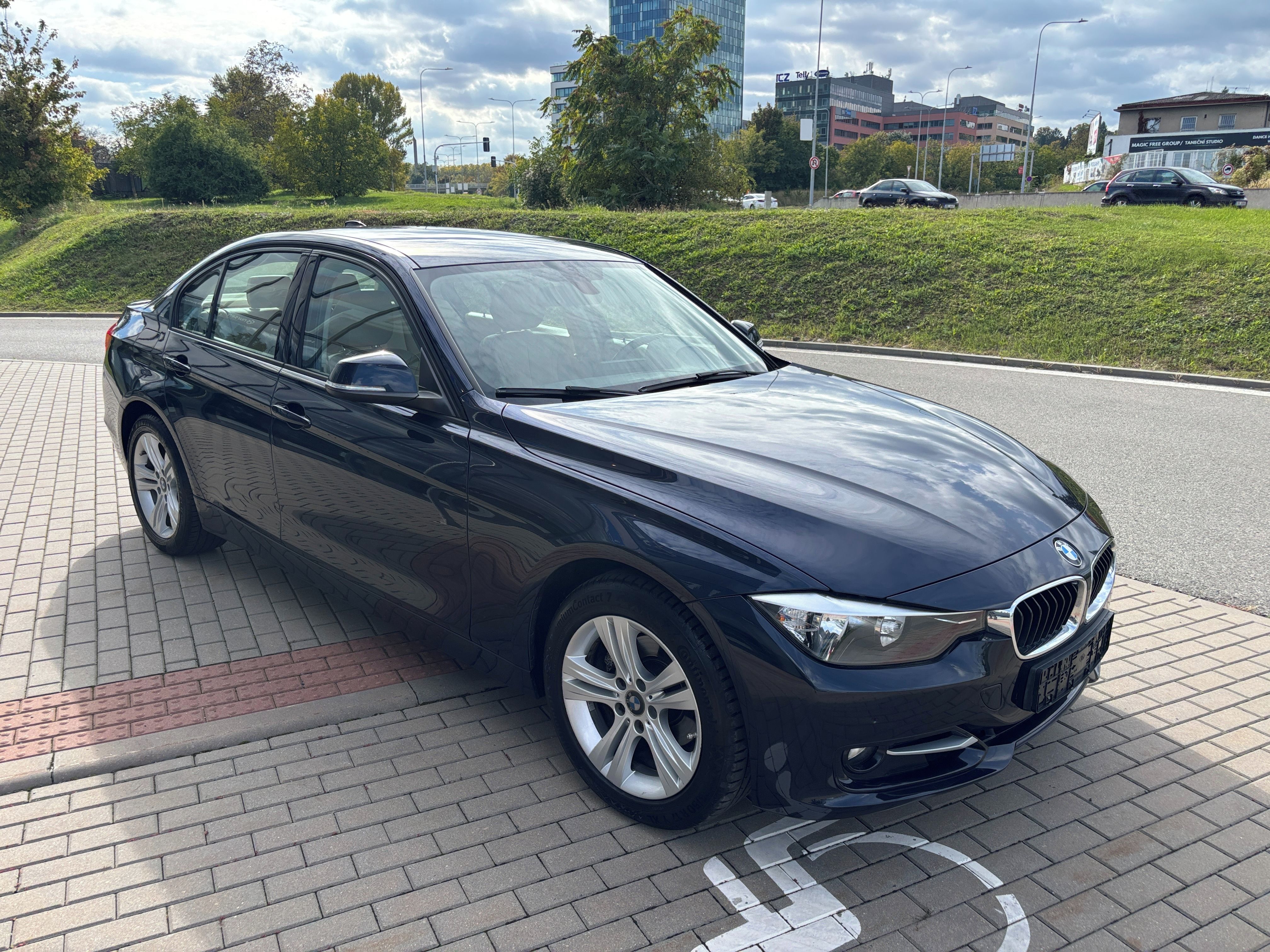 BMW Řada 3, 320i 135kW - fotka 4