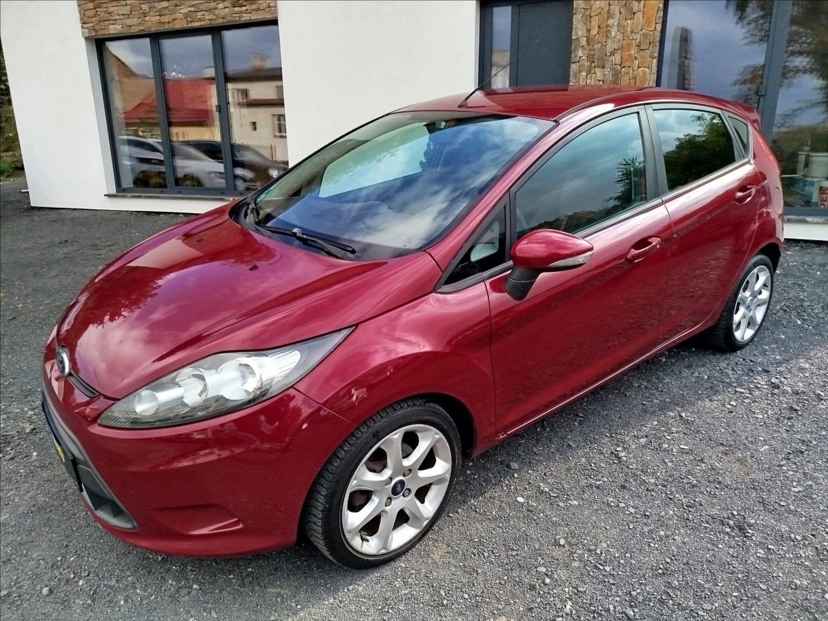 Ford Fiesta, 1,2 i 60 kW, HOT MAGENTA - fotka 2