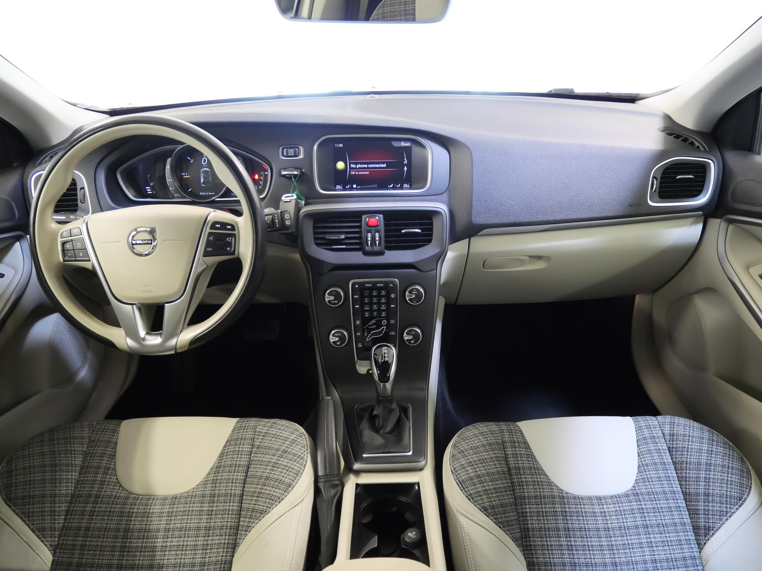 Volvo V40, D3 110 kW Momentum - fotka 5