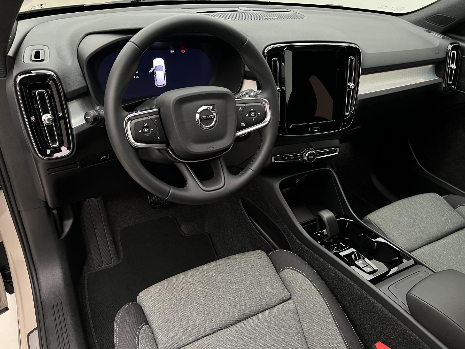 Volvo XC40, B3 DARK PLUS AUT - fotka 4