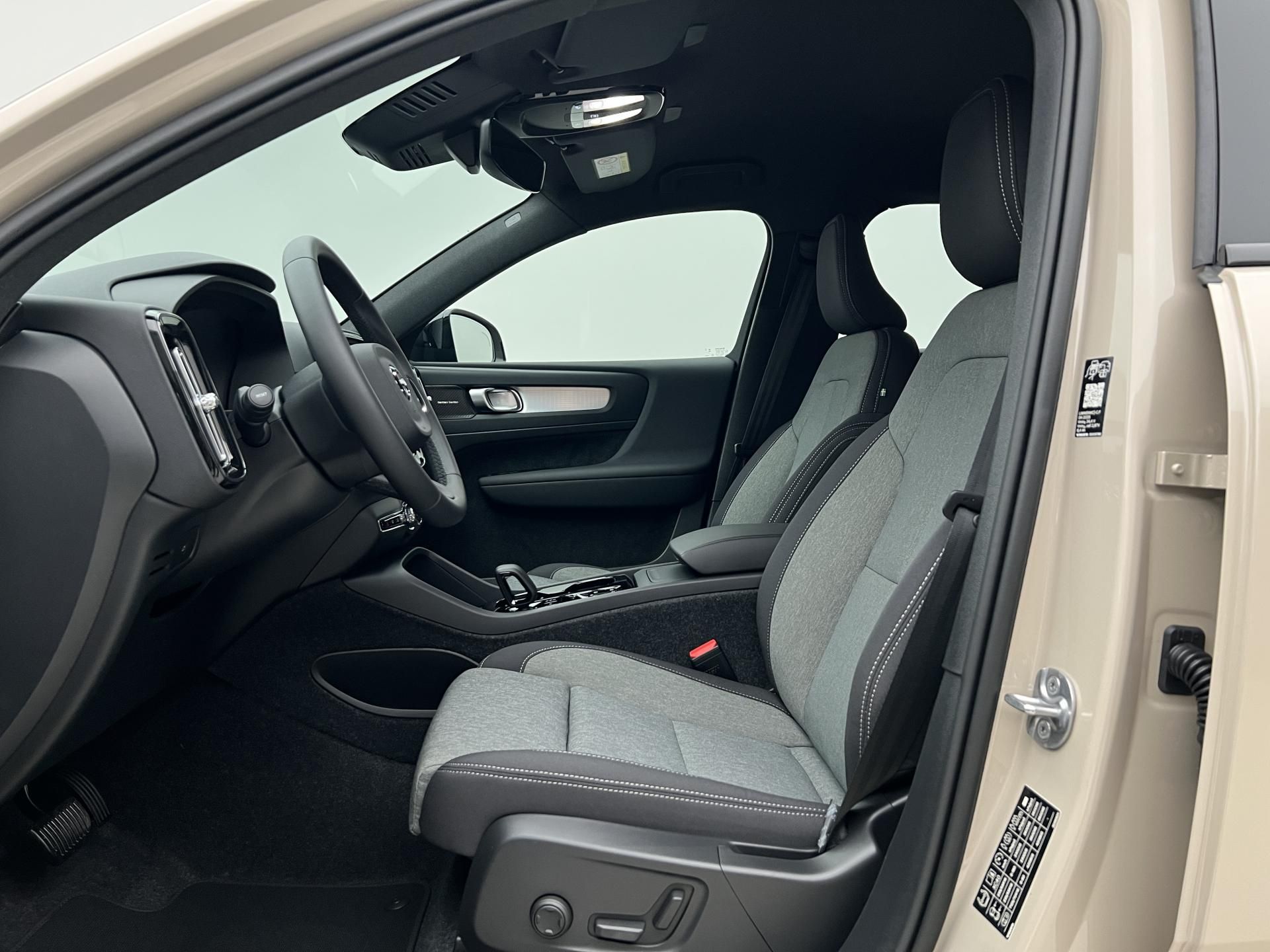 Volvo XC40, B3 DARK PLUS AUT - fotka 3