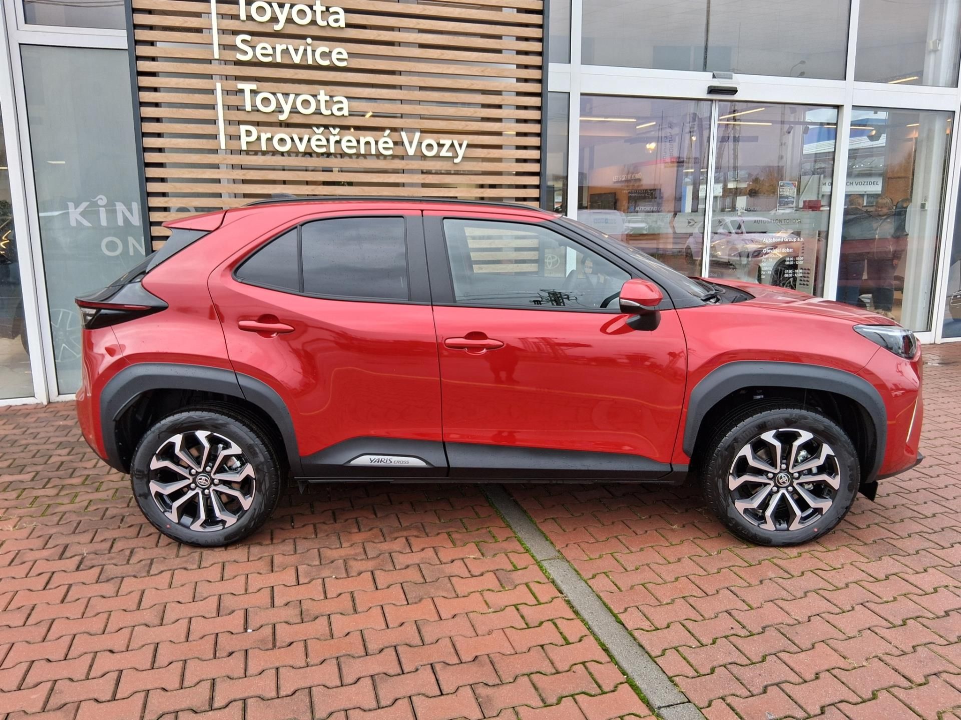 Toyota Yaris Cross, 1,5 HEV 130K 4X2 STYLE + TAŽNÉ - fotka 3